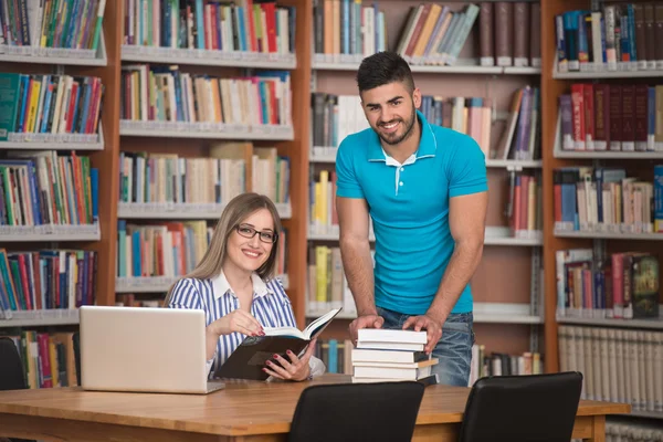 Pohledný muž Student žádostí o studium dohromady — Stock fotografie