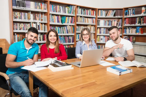 Bir kitaplıkta bir Tablet bilgisayar kullanan öğrenciler — Stok fotoğraf