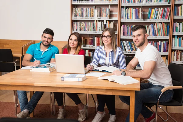 Bir kitaplıkta bir Tablet bilgisayar kullanan öğrenciler — Stok fotoğraf