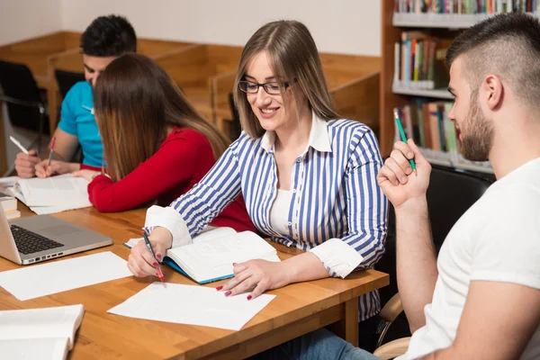 Studenti pomocí tabletového počítače v knihovně — Stock fotografie