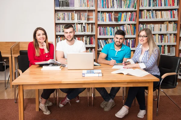 Studenti che utilizzano un computer tablet in una libreria — Foto Stock