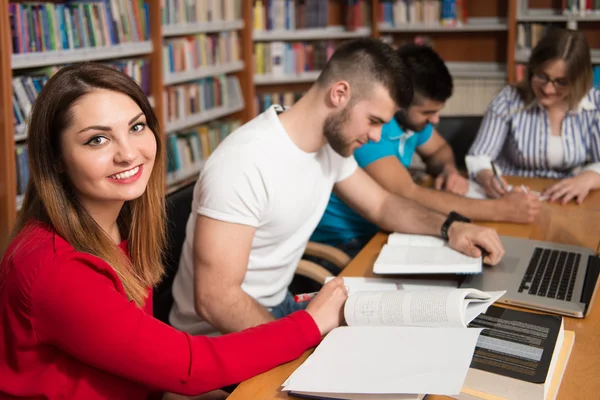 Studenti che utilizzano un computer tablet in una libreria — Foto Stock