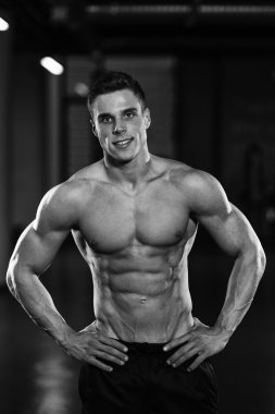 genç adam kasların esneme