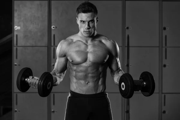 Bodybuilder oefening met halters — Stockfoto