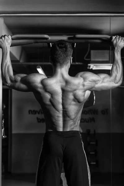 Vücut geliştirmeci Pull ups en iyi sırt egzersizleri yapıyor — Stok fotoğraf