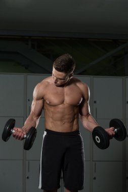 pazı için egzersiz yapan genç erkek