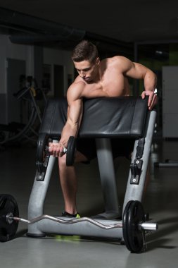 pazı için egzersiz yaparak sağlıklı genç adam