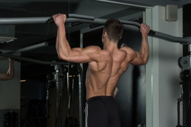 vücut geliştirmeci Pull ups en iyi sırt egzersizleri yapıyor