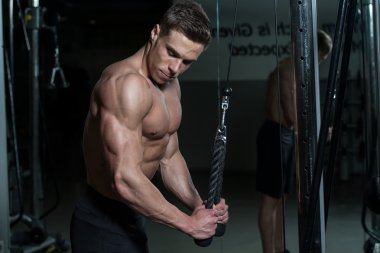 triceps için egzersiz yapan genç erkek