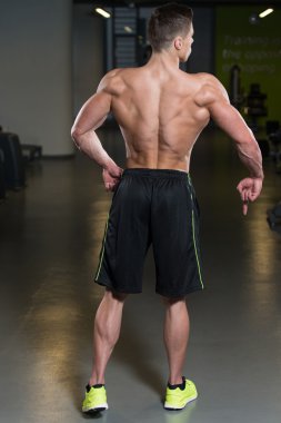 Adam iyi eğitimli cesedini gösterilen spor salonunda