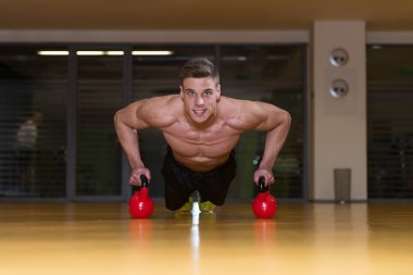 Su ısıtıcısı çan üzerinde egzersiz Push Up genç adam