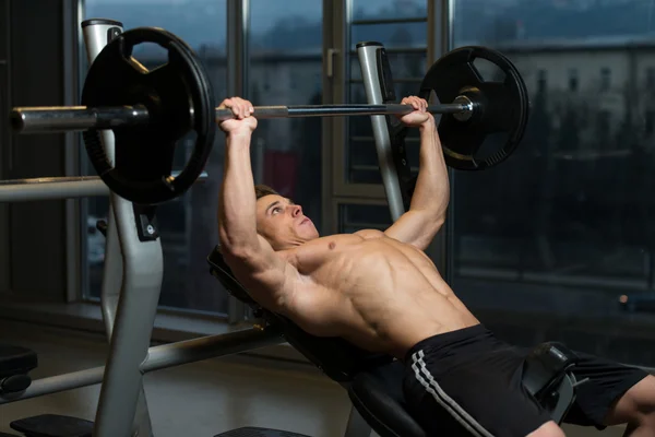 Göğüs için Bench Press egzersiz yapan genç erkek — Stok fotoğraf