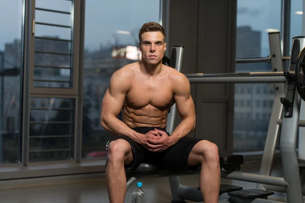 Attraktiver junger Mann entspannt im Fitnessstudio — Stockfoto