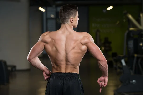 Físicamente el hombre mostrando su espalda bien entrenada —  Fotos de Stock