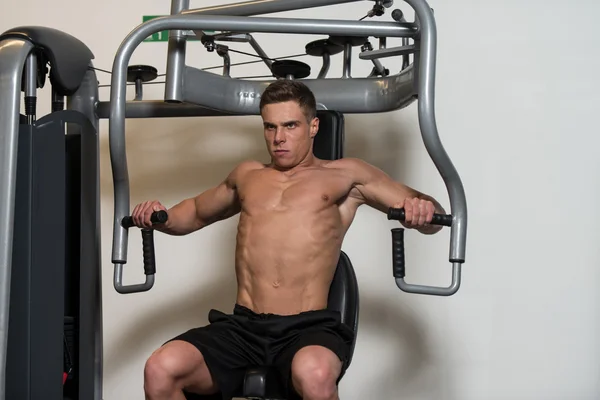 Bodybuilder trainiert Brust — Stockfoto