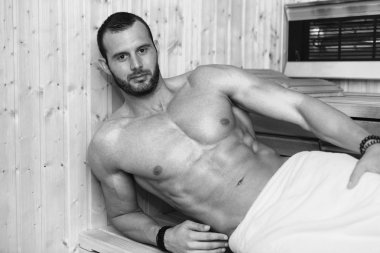 Saunada dinlendirici bir kaslı adam portresi