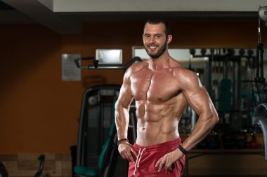 genç adam kasların esneme