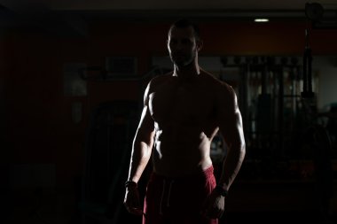 Kasların esneme siluet genç adam