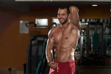 Adam iyi eğitimli cesedini gösterilen spor salonunda