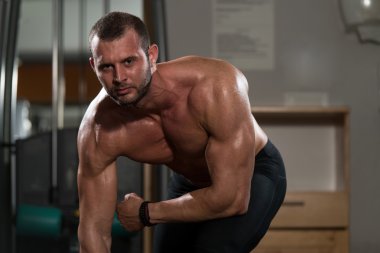 kaslı adam egzersiz kettlebell ile