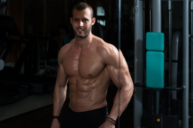 genç adam kasların esneme