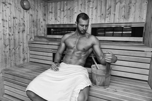 Hombre descansando relajado en la sauna caliente — Foto de Stock