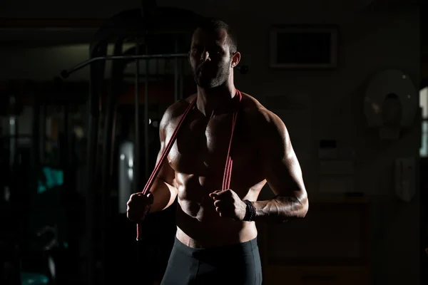 Joven musculoso hombre con saltar cuerda en siluet — Foto de Stock