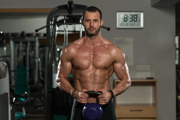 Bodybuilder mit Gewichten in der Hand — Stockfoto