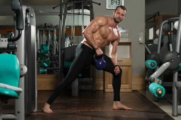 Muskulöser Mann trainiert mit Kettlebell — Stockfoto