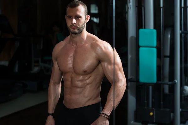 Retrato de un joven físicamente en forma — Foto de Stock