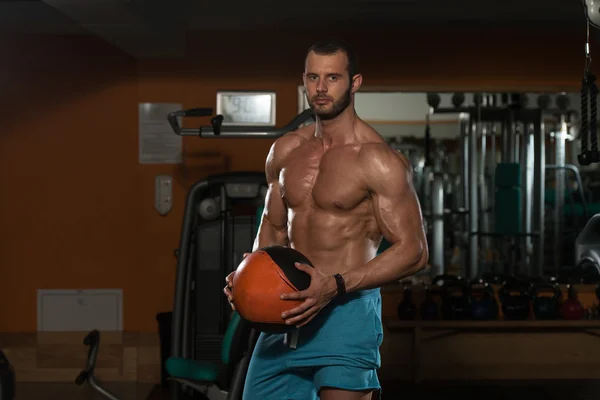 Entrenamiento de hombre joven con bola médica — Foto de Stock