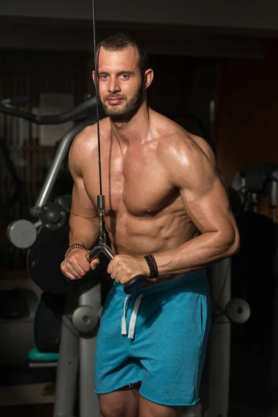 Triceps için egzersiz yaparak sağlıklı genç adam — Stok fotoğraf