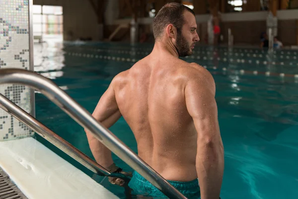 Relaxante na piscina — Fotografia de Stock