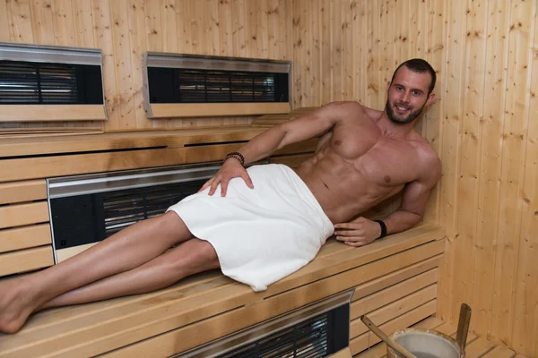 Homem descansando relaxado na sauna quente — Fotografia de Stock