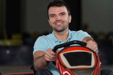 Genç adam Karting yarışçısı