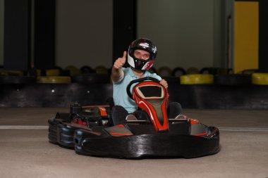 Başparmak yukarıya için Karting yarışı gösterilen adam