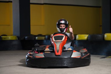 Başparmak yukarıya için Karting yarışı gösterilen adam