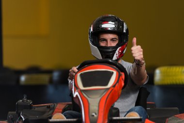 Başparmak yukarıya için Karting yarışı gösterilen adam