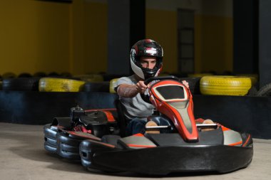 Genç adam Karting yarışçısı