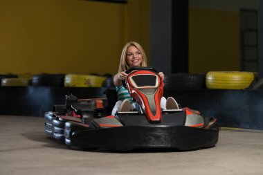 Genç kadın karting yarışçısı