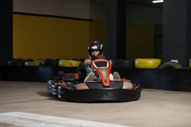 Genç kadın karting yarışçısı