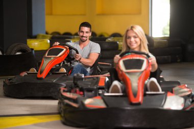 Bir grup insan Go-Kart Karting yarışı sürüş