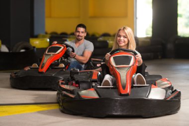 Bir grup insan Go-Kart Karting yarışı sürüş