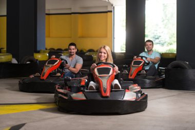 Bir grup insan Go-Kart Karting yarışı sürüş