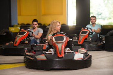 Bir grup insan Go-Kart Karting yarışı sürüş