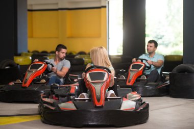 Bir grup insan Go-Kart Karting yarışı sürüş