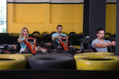 Bir grup insan Go-Kart Karting yarışı sürüş