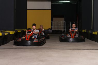 Bir grup insan Go-Kart Karting yarışı sürüş