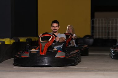 Bir grup insan Go-Kart Karting yarışı sürüş