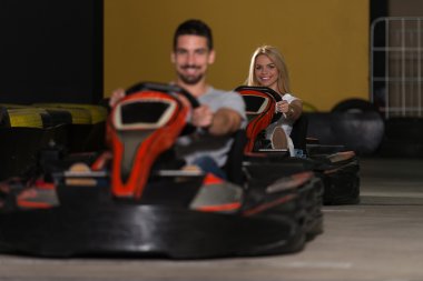 Bir grup insan Go-Kart Karting yarışı sürüş